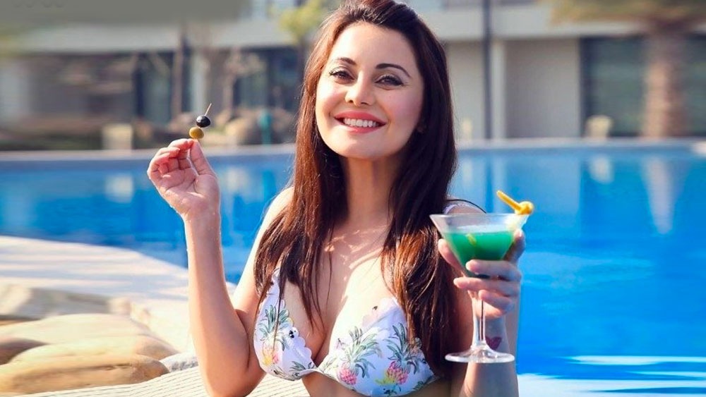 মিনিষা ঠিক করেন নিজের লুক পরিবর্তন করবেন। তিনি প্লাস্টিক সার্জারি করে নাকের আকার পরিবর্তন করেন। পরের ছবি ‘কিডন্যাপ’-এ তিনি ধরা দেন বিকিনি-অবতারে। কিন্তু সাহসী সাজে তাঁকে নেয়নি দর্শক। প্রশংসার বদলে মিনিষা সমালোচিত হন তাঁর প্লাস্টিক সার্জারি নিয়ে।