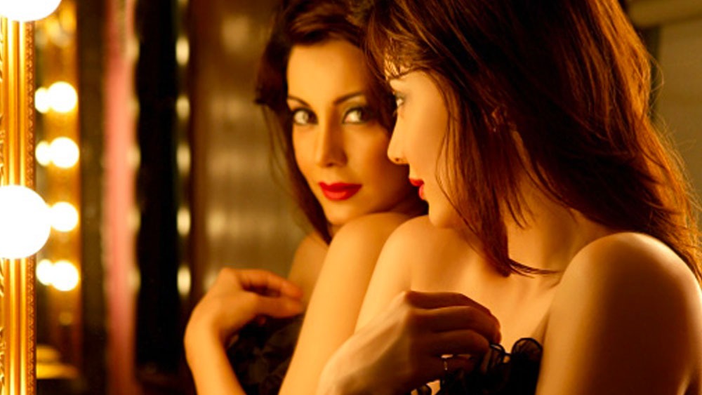 অনুরাগীদের বক্তব্য ছিল, মিনিষার নাকের অস্ত্রোপচার ঠিকমতো করা হয়নি। ফলে তাঁর সৌন্দর্য বৃদ্ধির পরিবর্তে কমে গিয়েছে। এর পর মিনিষা তাঁর নাকে আবার অস্ত্রোপচার করান। কিন্তু ভক্তমহলে আগের জনপ্রিয়তা আর ফিরে পাননি।