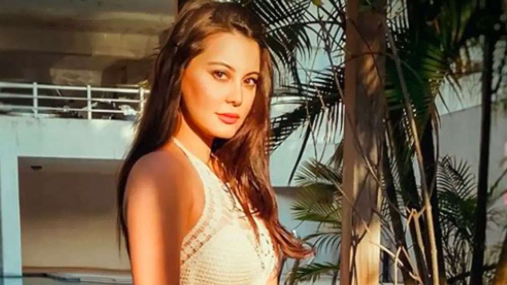 বাণিজ্যিক ধারার ছবিতে ক্রমে সুযোগ কমতে থাকে মিনিষার। তিনি ঠিক করেন এ বার শুধু সমান্তরাল ধারার ছবিতেই অভিনয় করবেন। শ্যাম বেনেগালের পরিচালনায় তিনি অভিনয় করলেন ‘ওয়েলডান আব্বা’-য়। সামাজিক সমস্যার উপর তৈরি এই ছবি জাতীয় পুরস্কার জয়ী হয়। এর পর তিনি কাজ করেন ‘ভেজা ফ্রাই টু’ ছবিতে।