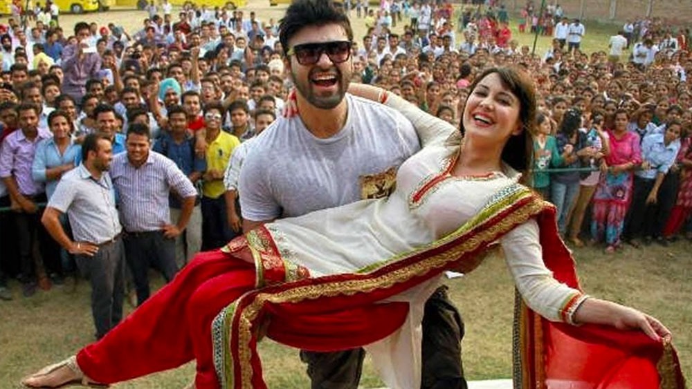 কেরিয়ারকে উদ্দীপ্ত করার জন্য ২০১৪ সালে মরিয়া চেষ্টা করেন মিনিষা। যোগ দেন বিগ বস-এ। সেখানে শোনা যায়, রাজ বব্বরের ছেলে আর্যর সঙ্গে তাঁর সম্পর্ক আছে। যদিও পরে এই সম্পর্কের কথা অস্বীকার করেন মিনিষা।