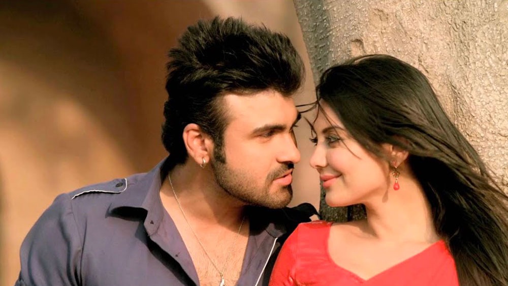 অভিনেত্রীর দাবি ছিল, শো-এ তাঁদের জনপ্রিয়তা বাড়ানোর জন্যই এই কথাগুলি বলা হয়েছিল। এর কোনও প্রকৃত ভিত্তি নেই। সে সময় আর্য এবং মিনিষার জুটিতে একটি পঞ্জাবি ছবি মুক্তি পেয়েছিল। নাম, ‘হীর অ্যান্ড হিরো’।