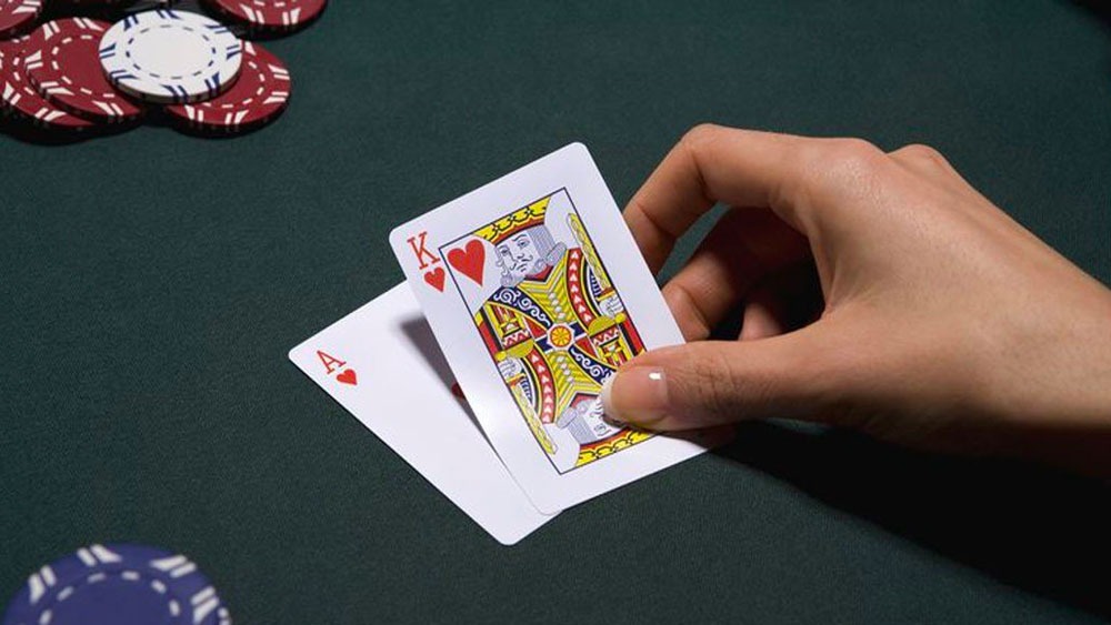 পোকার খেলার অর্থকরী দিকটিও বেশ লাগে মিনিষার। মনে হয়, সঙ্গে হাজির আস্ত একটা এটিএম। বা এ যেন বাবা মায়ের কাছ থেকে পকেটমানি পাওয়ার মতো কোনও বিষয়। পোকার-কে জুয়া বলতে নারাজ মিনিশা। তাঁর কাছে এটা ট্রেডিং বা প্লেয়িং স্পোর্টস। প্রত্যেক খেলাতেই খেলোয়াড়ের ভাল খারাপ দিন আছে। পোকারে খারাপ দিন হলে খেলোয়াড় নিজেই নিজের সবথেকে বড় শত্রু, মনে করেন মিনিশা।