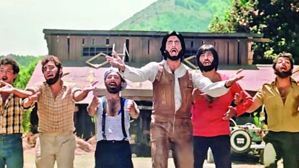 এর পর ধীরে ধীরে খলনায়কের চরিত্রের দিকে ঝোঁকেন সুধীর। অভিনেতা দেব আনন্দ তাঁকে পছন্দ করতেন। ১৯৫৪ সালে ‘ট্যাক্সি ড্রাইভার’ ছবিতে একটি ছোট চরিত্রে অভিনয় করেন সুধীর। ছবিতে যদিও তাঁর নাম পর্যন্ত দেখানো হয়নি। তা সত্ত্বেও দেব আনন্দের সঙ্গে বন্ধুত্ব হয়ে যায় তাঁর।