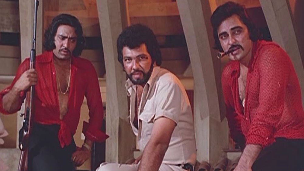 মডেল হিসেবে সেই সময় রাত জেগে কাজ করতে হতো শীলাকে। শো শেষ হয়ে গেলে থাকত পার্টিও। এক দিন রাতে সেই রকমই একটি পার্টিতে গিয়েছিলেন শীলা। অনেক রাত পর্যন্ত পার্টি চলার পর লোকজন যখন বাড়ি ফিরতে শুরু করেছিলেন, শীলাও বাড়ি ফিরতে উদ্যত হন।