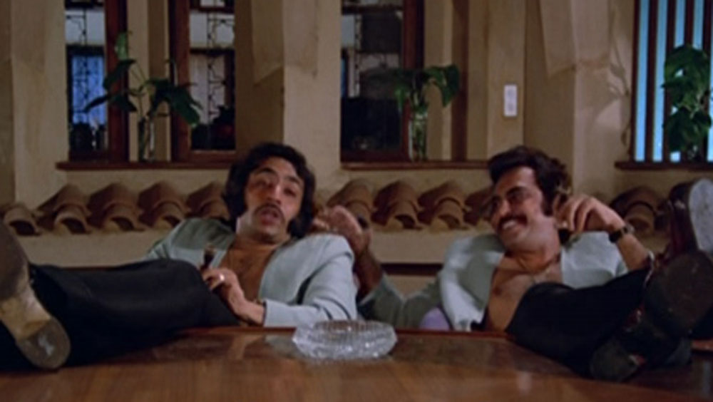 হঠাৎই তিন-চার তাঁর উপর চড়াও হয়। শোনা যায়, মুম্বইয়ের অভিজাত এলাকার একটি ফ্ল্যাটে নিয়ে গিয়ে শীলাকে সারা রাত ধর্ষণ করে তারা। এক ফোটোগ্রাফারও তাতে লিপ্ত ছিল। ধর্ষণের সময় শীলার বেশ কিছু ছবি তোলে সে। পরে তা নিয়ে শীলাকে ব্ল্যাকমেলও করা হয়।