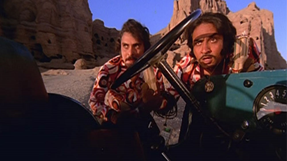 রাতভর অত্যাচারের পর শীলাকে তাঁর বাড়ির সামনে ফেলে দিয়ে যায় ধর্ষকরা। আবাসনের এক নিরাপত্তারক্ষীর সাহায্যে কোনও রকমে নিজের ফ্ল্যাটে এসে পৌঁছন শীলা। সেই সময় তাঁর ১২ বছরের ছেলে অশোক দরজা খুলে মাকে বিধ্বস্ত অবস্থায় দেখে।