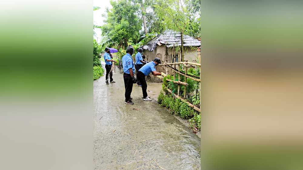 আক্রান্তের বাড়ি ঘেরা হচ্ছে পূর্বস্থলীর পোলগ্রামে । নিজস্ব চিত্র