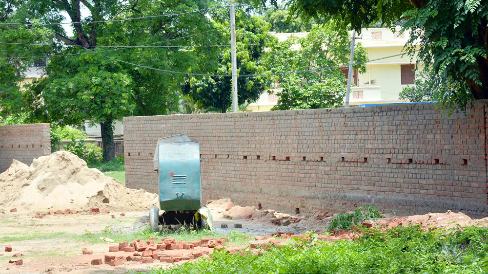 রতনপল্লিতে বিশ্বভারতীর পাঁচিল। ফাইল চিত্র
