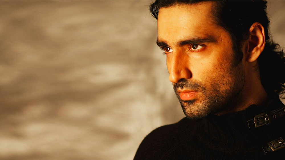 অনেক আশা জাগিয়ে বলিউডে এসেছিলেন তিনি। কিন্তু ফিল্মি পটভূমি থেকে এসেও যাঁরা অভিনেতা হিসেবে ব্যর্থ, তাঁদের মধ্যে অন্যতম কর্ণ নাথ।