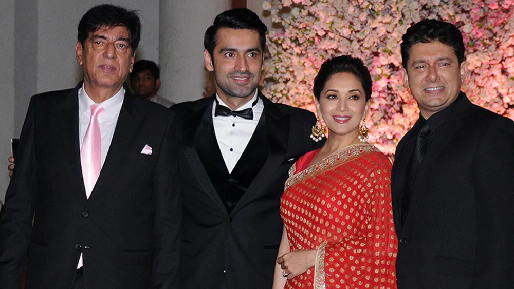 কর্ণের জন্ম ১৯৮৩ সালের ২৪ মে। তাঁর বাবা  রাকেশ নাথ ইন্ডাস্ট্রিতে পরিচিত রিক্কু নামে। মাধুরী দীক্ষিতের সেক্রেটারি হিসেবে তিনি দীর্ঘ দিন কাজ করেছেন। মাধুরীর যশ ও খ্যাতির পিছনে তাঁর কর্মদক্ষতার প্রভাব গভীর। পরে ‘দিল তেরা আশিক’ ছবিটি প্রযোজনাও করেন রাকেশ নাথ।