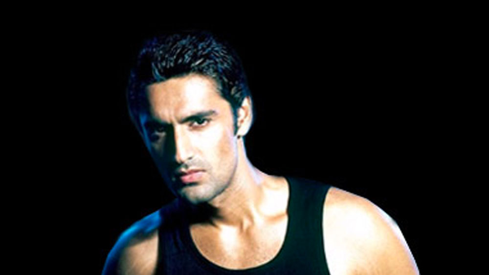 তবে ছোটবেলায় কর্ণের নেশা ছিল টেনিস। জাতীয় স্তর পর্যন্ত টেনিস খেলা এই তরুণের এক সময় স্বপ্ন ছিল টেনিস খেলায়োড় হওয়ার। কিন্তু শেষ অবধি তিনি খেলা চালিয়ে যেতে পারেননি।