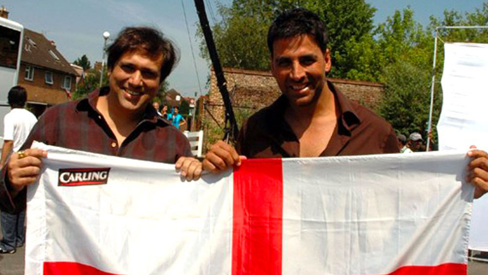 প্রিয়দর্শন এ বার গোবিন্দর সেক্রেটারিকে ফোন করলেন। কিন্তু তিনিও কিছু বলতে পারলেন না। তারকার মোবাইল ফোনেও যোগাযোগ করা গেল না। গোবিন্দকে খুঁজতে খুঁজতে পেরিয়ে গেল এক ঘণ্টার বেশি সময়।