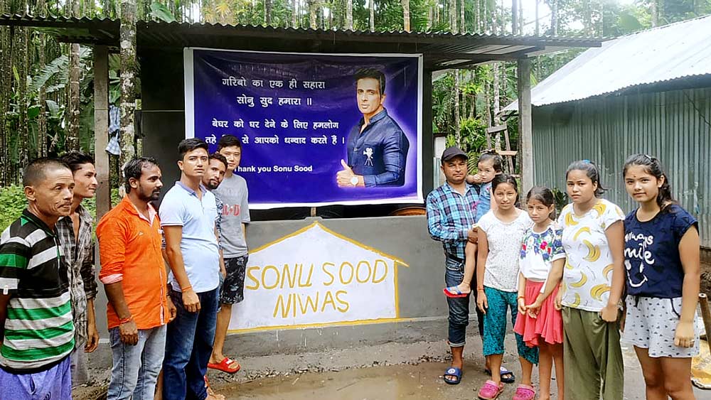 ঘর:  নতুন বাড়ির সামনে পবন ছেত্রী ও তাঁর মেয়ে। নিজস্ব চিত্র
