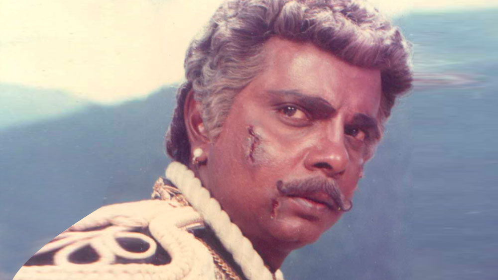 একান্নবর্তী পরিবারে তাঁর বাবা তখনও উপার্জনশীল ছিলেন। স্ত্রীও চাকরি করতেন বিমা সংস্থায়। ফলে চাকরি করার কোনও গরজই ছিল না সদাশিবের। তিনি তখন বুঁদ অভিনয়ের নেশাতেই। এ নিয়ে তাঁর বাবার সঙ্গে একাধিক মতবিরোধ হলেও সদাশিব অভিনেতা হওয়ার স্বপ্ন দেখা বন্ধ করেননি।