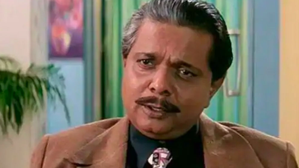 আশির দশকের শেষ দিকে ‘হুকুমত’ ছবিতে ধর্মেন্দ্র অভিনয় করেন সদাশিব অমরাপুরকরের সঙ্গে। ছবিটি বক্স অফিসে সুপারহিট হয়। সে সময় ধর্মেন্দ্রর কেরিয়ারে কিছুটা ভাটার টান চলছিল। বেশ কিছু ফ্লপের পরে সাফল্যের মুখ দেখে স্বস্তির নিঃশ্বাস ফেলেন তিনি। সে বছর উপার্জনের দিকে দিক দিয়ে ‘মিস্টার ইন্ডিয়া’ ছবিকেও পিছনে ফেলে দিয়েছিল ‘হুকুমত’।