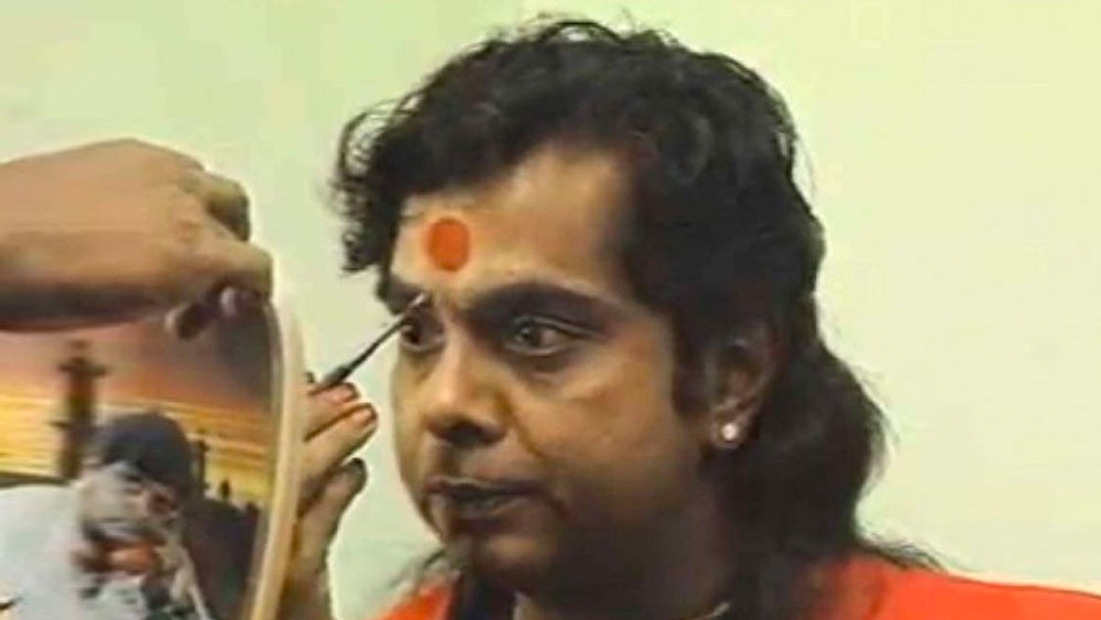 চিত্রনাট্য অনুযায়ী মহারানি ছিলেন একজন রূপান্তরকামী যাঁর অঙ্গুলিহেলনে চলত দেহব্যবসা। এই নেগেটিভ ভূমিকায় অভিনয় করে সদাশিব অমরাপুরকর নিজের কেরিয়ারকে নিয়ে যান অন্য উচ্চতায়। সঞ্জয় দত্ত, পূজা ভট্ট অভিনীত ‘সড়ক’ সুপারডুপার হিট হয়। সেইসঙ্গে বলিউডের খলনায়ক-মানচিত্রে আরও উজ্জ্বল হয়ে ওঠেন সদাশিব অমরাপুরকর।