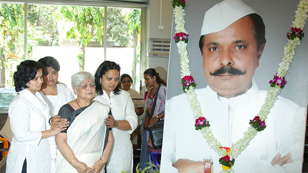 স্ত্রী সুনন্দা, তিন মেয়ে এবং অসংখ্য ভক্তকে রেখে গিয়েছেন সদাশিব অমরাপুরকর। পর্দায় যাঁর সঙ্গে পাল্লা দিতে গিয়েই বলিউডের নায়করা দীর্ঘদিন নায়কোচিত হয়ে উঠতে পেরেছেন।