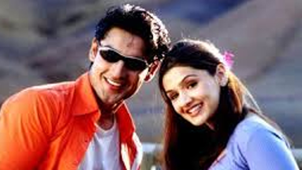 বলিউড থেকে সুযোগও এল তাড়াতাড়ি। ২০০১ সালে নবাগতা আরতি অভিনয় করলেন তাঁর প্রথম ছবি ‘পাগলপন’-এ। বিপরীতে নায়ক ছিলেন নবাগত কর্ণ নাথ। 