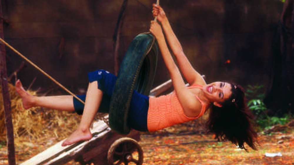 সে বছরই দক্ষিণী ইন্ডাস্ট্রিতেও হাতেখড়ি হয় আরতির। তিনি অভিনয় করেন তেলুগু ছবি ‘নুভু নাকু নাচভ’-এ। ‘পাগলপন’-এর পরে আরতি আর হিন্দি ছবিতে ফিরে আসতে পারেননি। অভিনয় করে গিয়েছেন তেলুগু ছবিতেই।