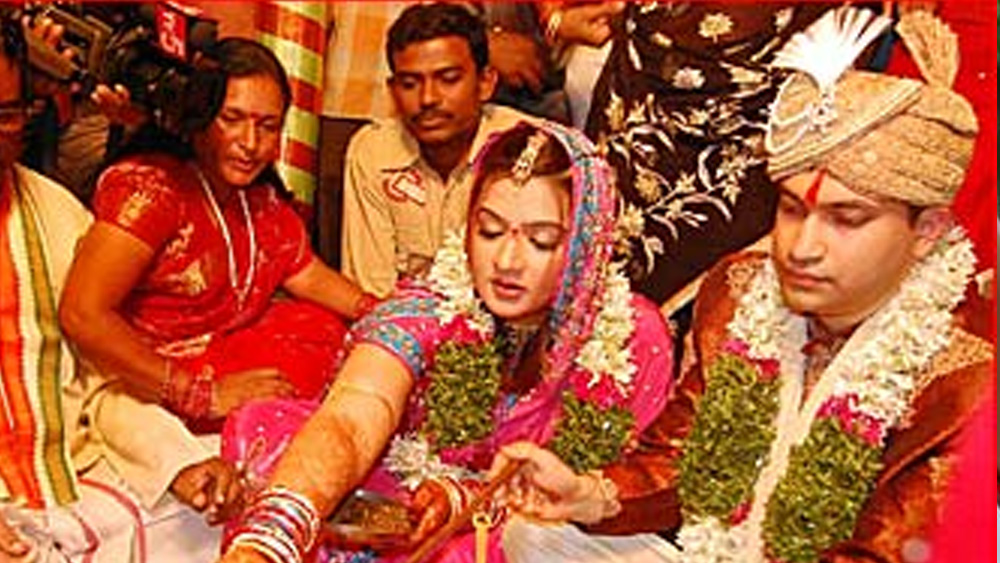 ২০০৭ সালে আরতি বিয়ে করেন আমেরিকাবাসী সফটওয়্যার ইঞ্জিনিয়ার উজ্জ্বল কুমারকে। বিয়ের পরে অভিনয় ছেড়ে আরতি পাড়ি দেন আমেরিকা। কিন্তু দাম্পত্য স্থায়ী হয়নি। দু’বছর পরে তাঁদের বিবাহবিচ্ছেদ হয়ে যায়। আরতি পরে জানান, বিয়ের পরে তাঁর অভিনয় করে যাওয়ার সিদ্ধান্ত নিয়েই সমস্যা শুরু হয়েছিল।