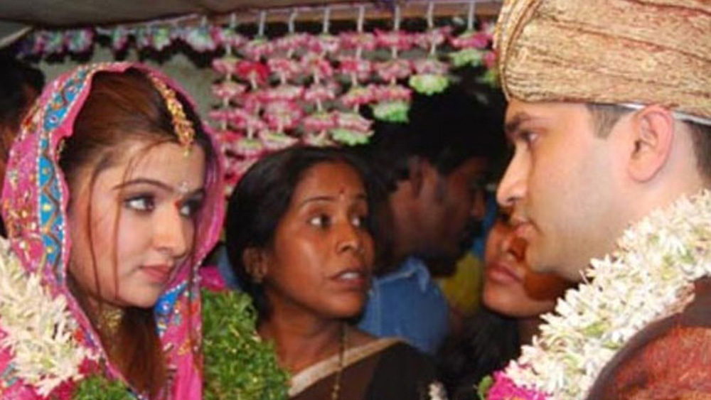 বিচ্ছেদের পরেও আরতি অভিনয়ে ফেরার চেষ্টা করেছিলেন। কিন্তু সফল হননি। কেরিয়ার এবং‌ দাম্পত্য, দু’দিকেই বিধ্বস্ত হয়ে ক্রমশ অবসাদগ্রস্ত হয়ে পড়েন তিনি। সে সময় নিউজার্সিতে বাবা মায়ের সঙ্গে থাকতেন আরতি। কিন্তু বাবা মায়ের সান্নিধ্যও পারেনি তাঁর মানসিক অবস্থার উন্নতি করতে।