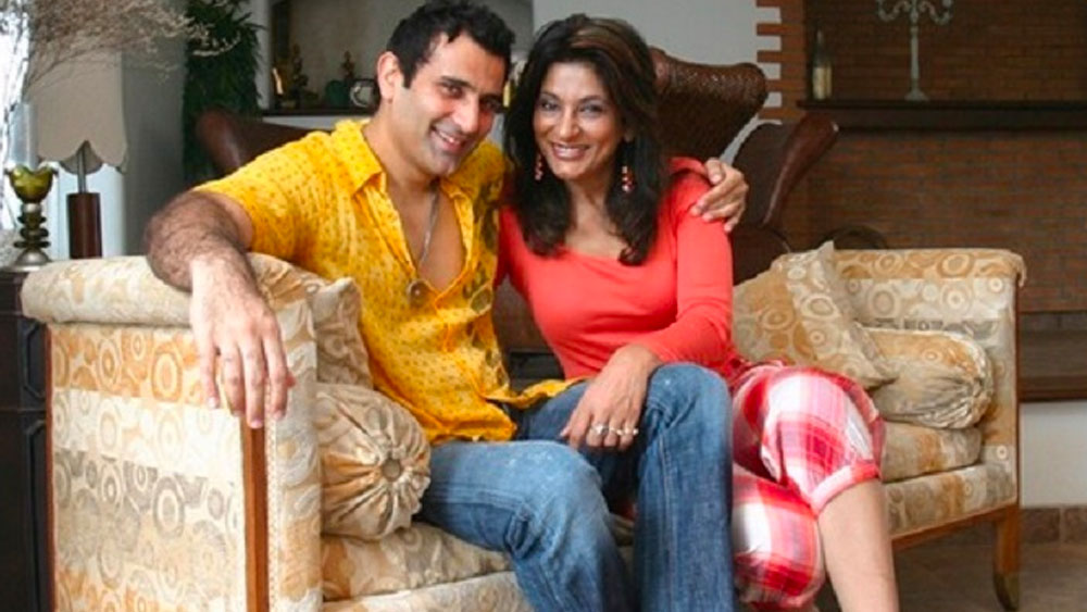 ১৯৯২ সালে টেলিভিশনে একটি বড় কাজের সুযোগ পান পরমীত। সে দিনই তিনি অর্চনাকে বিয়ের প্রস্তাব দেন। সঙ্গে সঙ্গেই রাজি হন অর্চনা। দু’জনে ঠিক করলেন বিয়ে হবে সে রাতেই। পুরোহিতকে ডেকে দুই বন্ধুর উপস্থিতিতে বিয়ে হয়ে গিয়েছিল তাঁদের বহুতলের ছাদে।