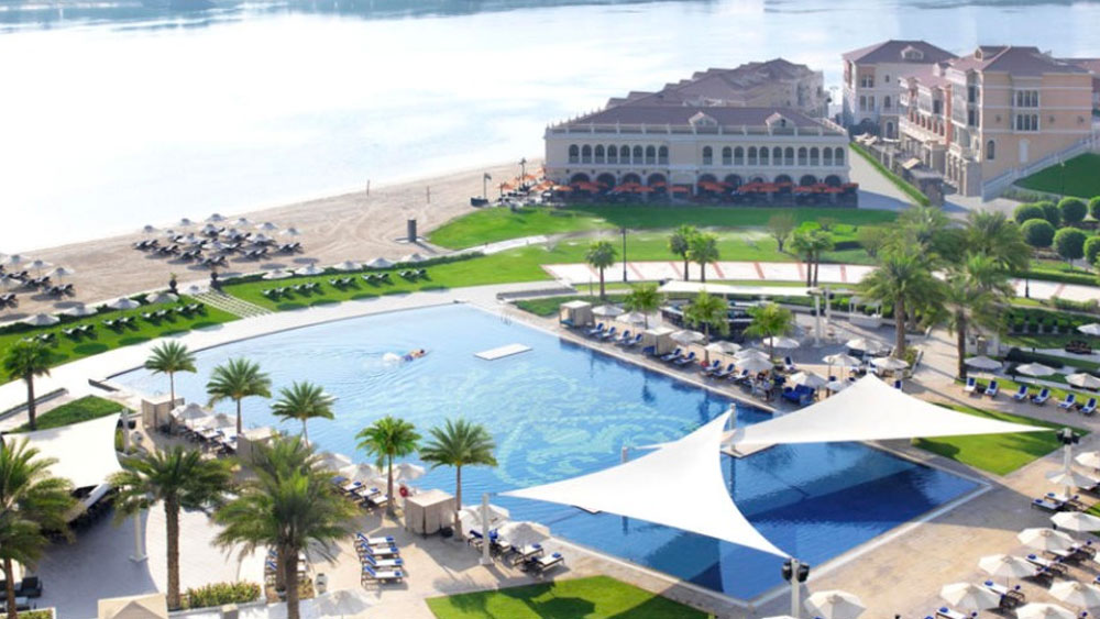 ২০১৪ সালে এই হোটেলই ছিল নাইটদের ঠিকানা। সে বছর প্রাথমিক পর্ব আবু ধাবিতে খেলে ভারতে এসে চ্যাম্পিয়ন হয়েছিল কেকেআর। সেই সংস্কার এ বার পিছু ছাড়েনি। তাই  কেকেআর উঠেছে রিৎজ কার্লটনে। টিম হোটেলের বিলবোর্ডেও তা স্মরণ করিয়ে দেওয়া হয়েছে।