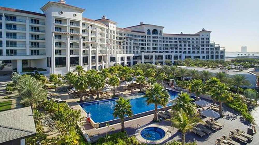 পাম জুমেইরার ক্রিসেন্ট রোডে এই হোটেলটি অবস্থিত। এদের সুসজ্জিত নিজস্ব নরম বালির বিচ রয়েছে। সমুদ্রমুখী বিলাসবহুল গেস্ট রুম ও সুট এর আকর্ষণ।