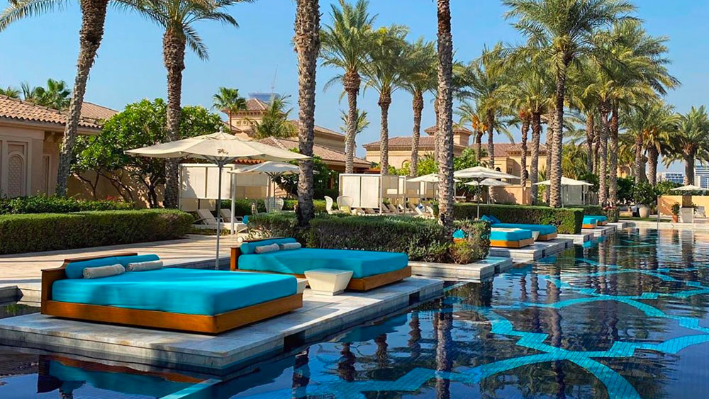 পাম দ্বীপপুঞ্জে অবস্থিত এটি। ওই দ্বীপপুঞ্জের সব চেয়ে দামি রিসর্ট। এই রিসর্টেরও নিজস্ব বিচ রয়েছে।