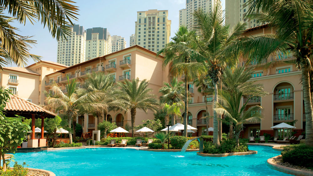 হোটেলের ঘর সমুদ্রমুখী। নিজস্ব ক্লাব লাউঞ্জ রয়েছে এই হোটেলের। সেই সঙ্গে রয়েছে এদের খাবারের সুনাম।