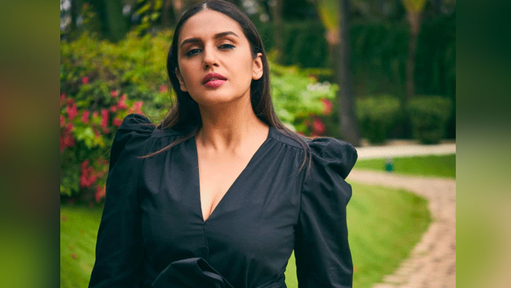 এই সময় এক বন্ধুর কাছ থেকে হুমা জানতে পারেন মুম্বইয়ে একটি সিনেমার জন্য অডিশন নেওয়া হচ্ছে। সেখানে অভিনয় করবেন অভয় দেওল। কিন্তু হুমা জানতেন ছবিতে অভিনয়ের অনুমতি পাবেন না বাড়িতে। তাই মুম্বই ঘুরতে যাচ্ছেন বলে বন্ধুর সঙ্গে দিল্লি থেকে চলে আসেন।