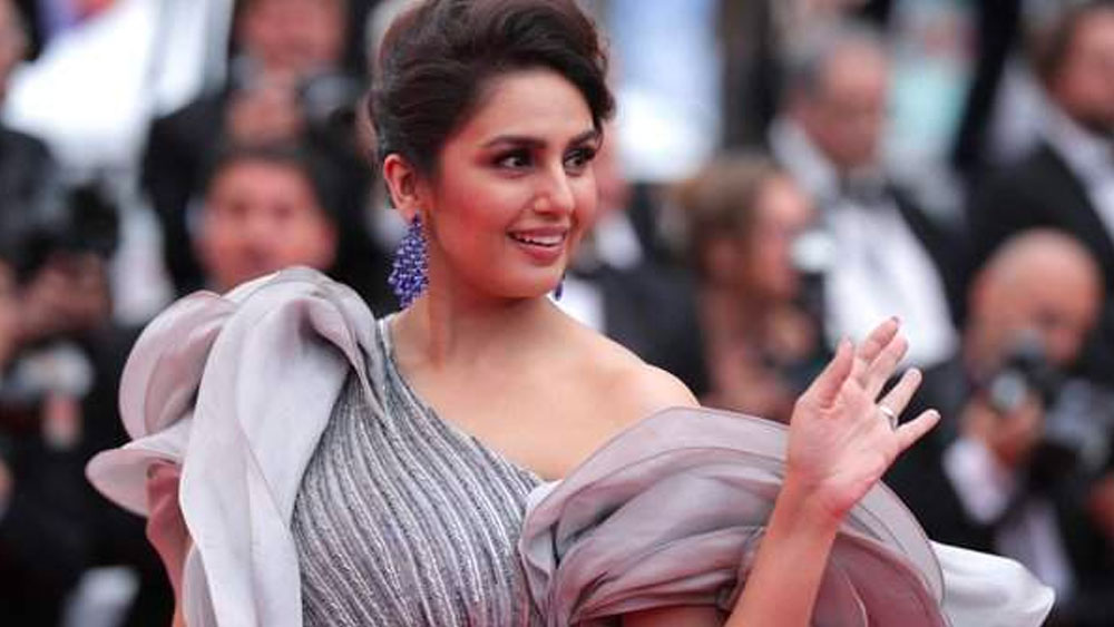 দিল্লি ফিরে গিয়ে হুমা বাড়িতে সব কথা খুলে জানান। বাবা মায়ের অনুমতি আর দু চোখে অভিনেত্রী হওয়ার স্বপ্ন নিয়ে তিনি চলে আসেন মুম্বই। পেয়িং গেস্ট হিসেবে থাকতে থাকতেই শুরু হয় স্ট্রাগল।