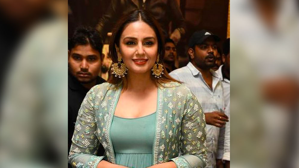 মুম্বইয়ে কিছু দিন থাকার পরে মডেলিংয়ের অফার পেতে শুরু করেন হুমা। পৃথ্বী থিয়েটার যাতায়াতের সুবাদে তৈরি করেন নিজের নেটওয়ার্ক। অভিষেক বচ্চন, শাহরুখ খান, আমির খানের মতো তারকার সঙ্গে বিজ্ঞাপনী ছবিতে কাজ করার সুযোগ পান নবাগতা হুমা।