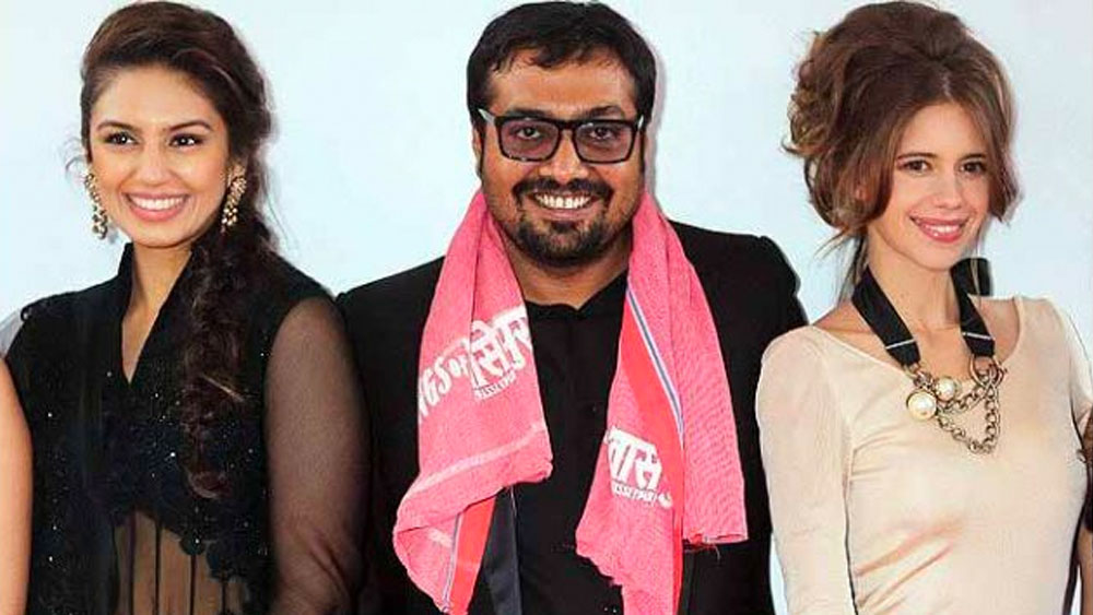 অনুরাগ কাশ্যপের সঙ্গে কাজের পাশাপাশি শোনা যেতে থাকে তাঁদের সম্পর্কের গুঞ্জনও। সবাই বলতে থাকে, হুমার কেরিয়ার সাজিয়ে দেওয়ার জন্য অনুরাগ প্রয়োজনের তুলনায় বেশি উৎসাহী। ২০১৩ সালে যখন অনুরাগ-কল্কির দাম্পত্য ভেঙে যায়, আঙুল উঠেছিল হুমার দিকেই।