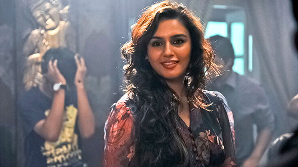 পরে ‘এক থি ডায়ন’ ছবিতে একসঙ্গে অভিনয় করেন হুমা এবং কল্কি। প্রকাশ্য়ে তাঁদের উপস্থিতি উড়িয়ে দেয় পুরনো গুঞ্জন। তত দিন সহকারী পরিচালকের সঙ্গে অনুরাগের সম্পর্ক নিয়েও খবর ছড়িয়ে পড়েছে। ফলে অনুরাগ-হুমা সম্পর্কের গুঞ্জন সেখানেই থেমে যায়।