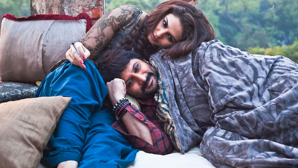 ‘ইশকিয়া’ ছবির পরবর্তী অংশ ‘দেড় ইশকিয়া’ ছবিতে পরিচালক অভিষেক চৌবে প্রথমে নিয়েছিলেন কঙ্গনা রানাউতকে। কিন্তু পরে এই ছবি থেকে বাদ পড়েন কঙ্গনা। মাধুরীর পাশে পার্শ্বনায়িকা হিসেবে অভিনয় করেন হুমা কুরেশি।