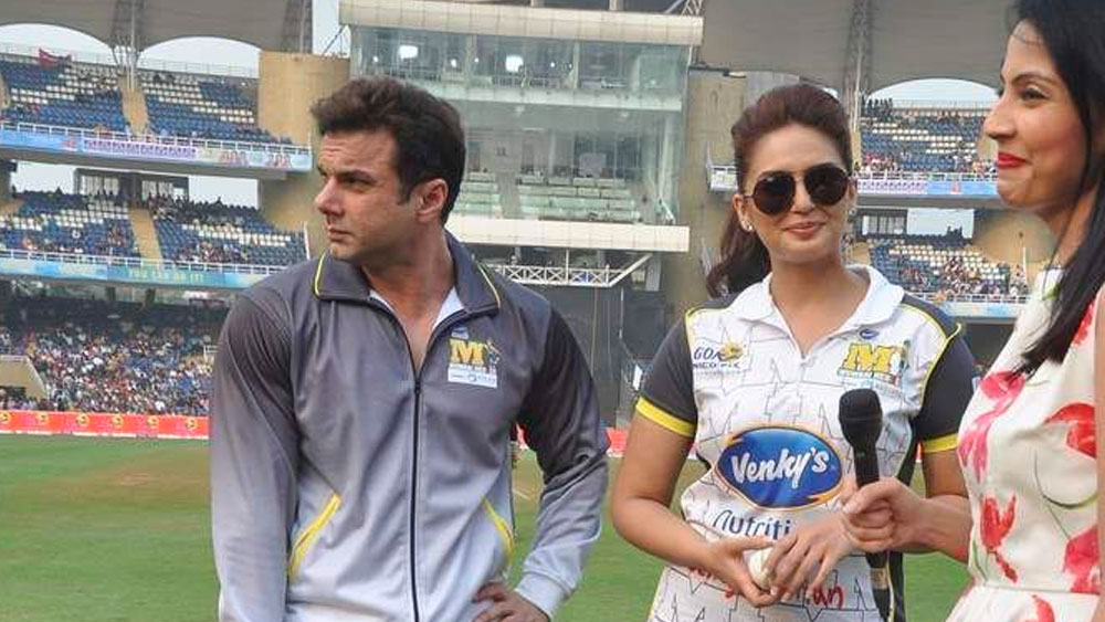 সেলেব্রিটি ক্রিকেট লিগে সোহেলের দলের ব্র্যান্ড অ্যাম্বাসাডার ছিলেন হুমা। পরে তাঁর জায়গা দেখা যায় কৃতী শ্যাননকে। তবে সোহেল বা হুমা দু’জনের কেউ তাঁদের সম্পর্কের কথা স্বীকার করেননি। হুমা তো একবার বলেন, সোহেল তাঁর ভাইয়ের মতো।