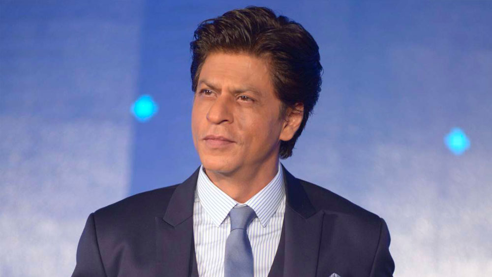 একটি ফিল্মি পার্টিতে ওই পত্রিকার এক সাংবাদিককে সামনে পেলেন শাহরুখ। সবার সামনে প্রকাশ্যেই তাঁর সঙ্গে বাকবিতণ্ডায় জড়িয়ে পড়লেন কিং খান। যদিও ওই খবর কোন সাংবাদিকের সূত্রে পাও‌য়া গিয়েছে, তা প্রকাশ করেনি পত্রিকাটি। কিন্তু কোনওভাবে শাহরুখের ধারণা হয়ে গিয়েছিল, পার্টিতে থাকা ওই সাংবাদিকেরই কাজ সেটা।