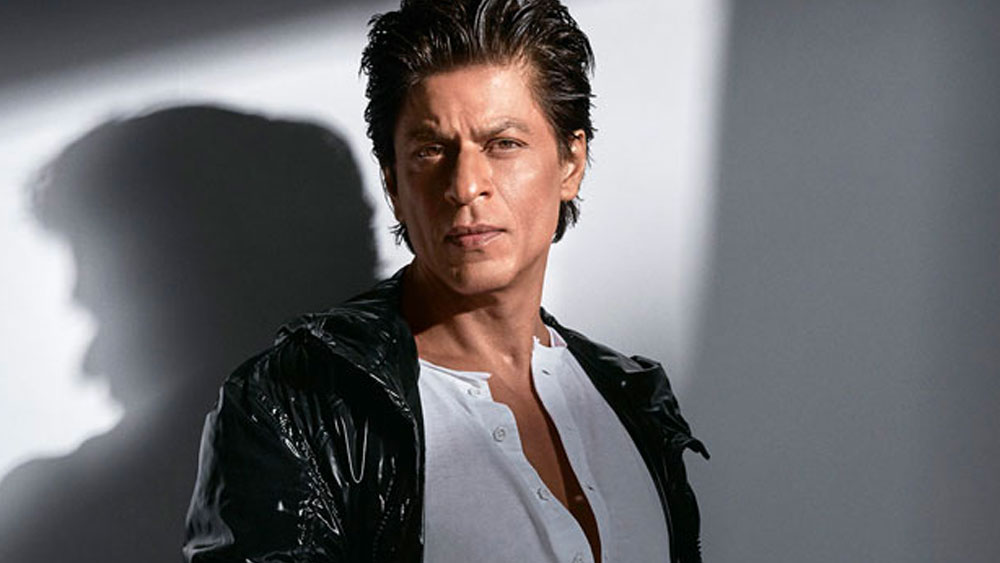 অভিযোগ, শাহরুখ এর পর বেশ কয়েক বার ফোনে হুমকি দেন সাংবাদিককে। সেখানেই শেষ নয়। এক বার নাকি ওই সাংবাদিকের বাড়িতে গিয়ে তাঁর বাবা মায়ের সামনেই তাঁকে তীব্র ভাষায় আক্রমণ করেন শাহরুখ।