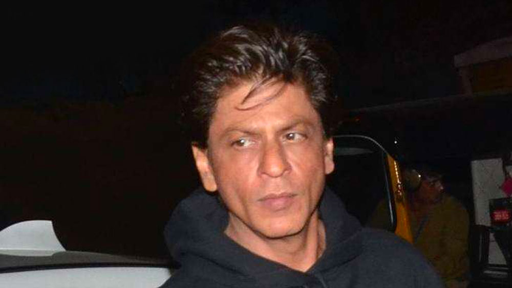 অভিযোগ, শাহরুখ এর পরেও ওই সাংবাদিককে ফোনে কটূক্তি করে যাচ্ছিলেন। আতঙ্কিত সাংবাদিক পুলিশের কাছে আবার অভিযোগ জানান। তাঁর অভিযোগের ভিত্তিতে বান্দ্রা থানার পুলিশ এ  বার গ্রেফতার করে শাহরুখকে।