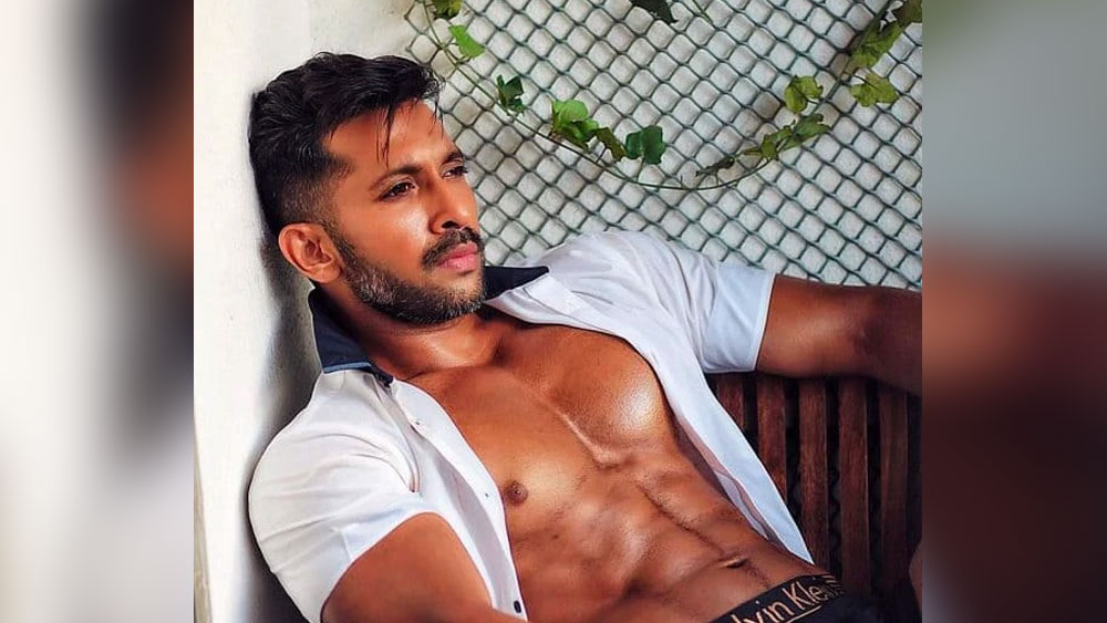 অন্ধেরীর চাওলের অপরিসর ঘরে টেরেন্সরা আট ভাইবোন থাকতেন বাবা মায়ের সঙ্গে।  টেরেন্সের দাদার বিয়ের পরে তাঁদের বাড়িতে একটি নতুন ঘর তৈরি করা হয়। কিন্তু বেআইনি নির্মাণের অভিযোগে পুরসভা থেকে এসে সেই নির্মাণ ভেঙে দিয়ে গিয়েছিল। পড়শিদের সামনে বাড়ির লোকের এই হেনস্থা হওয়া পরেও টেরেন্সকে দুঃস্বপ্নে তাড়া করত।