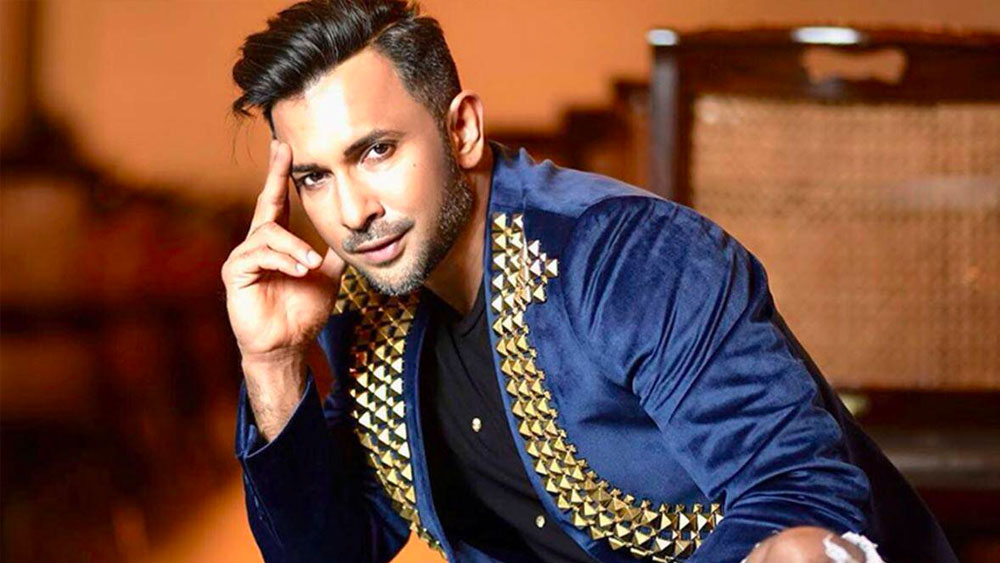 সেদিনই তিনি ঠিক করেছিলেন, একদিন এমন জায়গায় পৌঁছবেন, যেখানে দাঁড়িয়ে এই সমস্যার মুখে তাঁদের পড়তে হবে না। এগিয়ে চলার পথ বন্ধুর জেনেও পা বাড়িয়েছিলেন তিনি। চলার পথে হাতিয়ার করেছিলেন নাচকে। তবে পড়াশোনাতেও মেধাবী ছিলেন তিনি। কিন্তু স্কুলের দিনগুলিতে নাচের প্রতিযোগিতায় একের পর এক পুরস্কার তাঁর আগ্রহ বাড়িয়ে দেয় নাচের দিকেই।