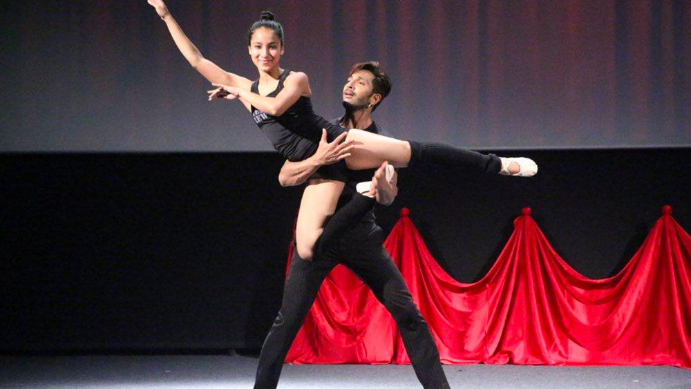 ধীরে ধীরে নাচের শো-এ অংশ নিয়ে নিজের হাতখরচ জমাতে থাকলেন টেরেন্স। তাঁর বাবা বলেছিলেন, স্কুল অবধি পড়ার খরচ দেবেন। এরপর কলেজ ও হোটেল ম্যানেজমেন্ট অবধি পড়ার খরচ নিজেই ব্যবস্থা করে নেন টেরেন্স। কিন্তু চাকুরে জীবন তাঁর পছন্দ হল না। চাকরি ছেড়ে তিনি পুরো সময়টাই দিয়ে দিলেন নাচের জন্য।