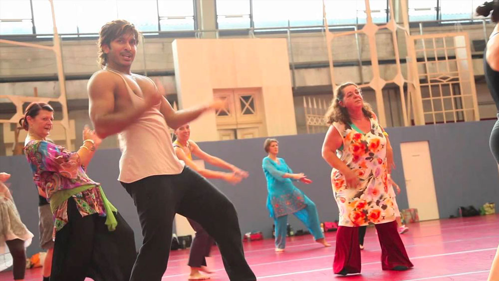 প্রথম দিকে বিভিন্ন প্রতিষ্ঠানে এবং আগ্রহীদের বাড়িতে  গিয়ে নাচ শেখাতেন টেরেন্স। ছাত্রছাত্রীদের মধ্যে বেশ জনপ্রিয়ও ছিলেন তিনি। কিছু দিন পর নিজেই স্কুল শুরু করলেন। কিন্তু এ বার তিনি ধাক্কা খেলেন। তাঁর স্কুলে ছাত্রছাত্রী একেবারেই হল না। ফলে পসার না জমায় বেশ কিছুটা আর্থিক ক্ষতির মুখে পড়ে তিনি স্কুল বন্ধ করে দিলেন।