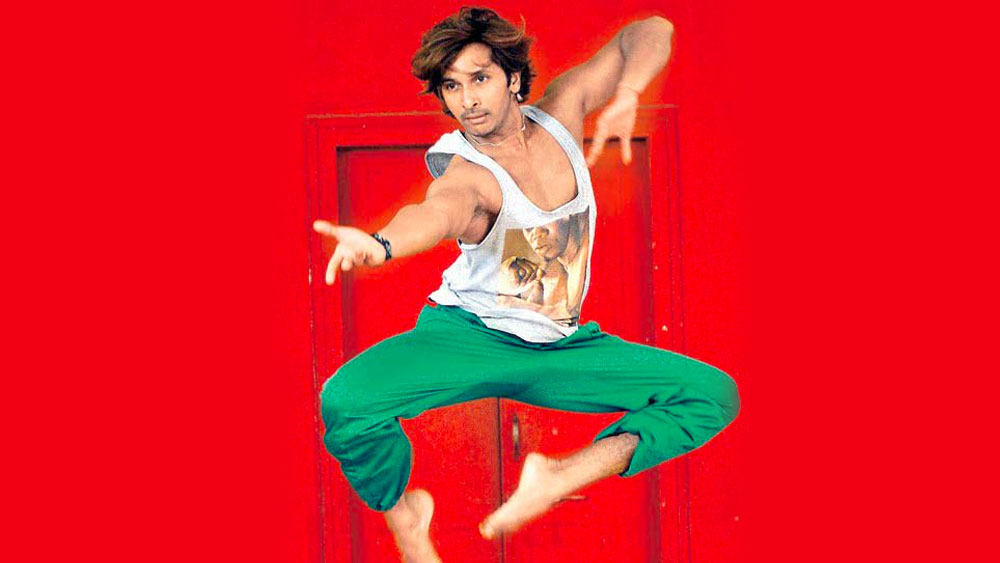 ছবির প্রযোজক আমির ও পরিচালক আশুতোষ গোয়ারিকরের কাছে সময় চেয়ে নেন টেরেন্স। নিজে আগে বল ডান্স ভাল করে শেখেন। তারপর ওই সিকোয়েন্সের কোরিয়োগ্রাফ করেন। ‘লগান’-এর পরে ‘ঝঙ্কার বিটস’, ‘নাচ’ ছবিতে কাজ করেন টেরেন্স লুইস।