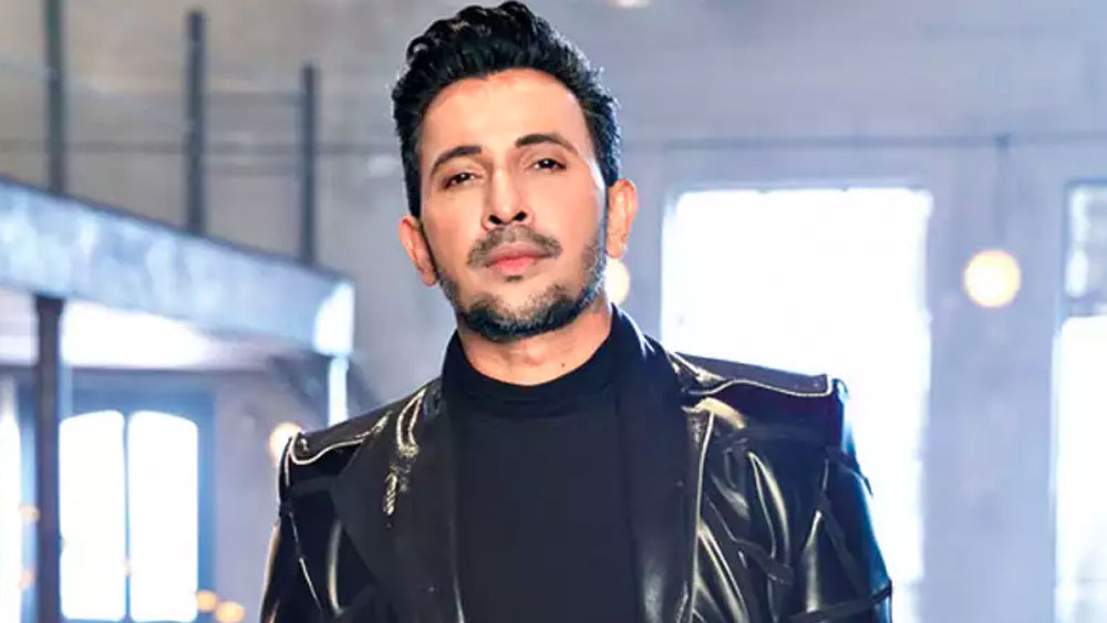 এর কারণ হিসেবে টেরেন্স দায়ী করেন পরিচিত ‘গুরশিষ্য’ প্রথাকেই। পরোক্ষভাবে স্বজনপোষণেরই নামান্তর এই রীতি। টেরেন্সের মত, ইন্ডাস্ট্রিতে তাঁর কোনও ‘গুরু কোরিয়াগ্রোফার’ নেই। তাই তাঁর কাছে কাজ আসে না। তার জন্য অবশ্য কোনও আক্ষেপ নেই টেরেন্সের। কারণ ছবিতে সুযোগ না পেলেও টেলিভিশনের রিয়েলিটি শো-এ বিচারক হিসেবে টেরেন্সের জায়গা বাঁধা। ‘ডান্স ইন্ডিয়া ডান্স’, ‘নাচ বালিয়ে’,‘দ্য ড্রামা কোম্পানি’, ‘ডান্স প্লাস’, ‘ইন্ডিয়াজ বেস্ট ডান্সার’-এর মতো শো-এর জনপ্রিয়তা বাড়িয়েছে বিচারকের আসনে টেরেন্সের উপস্থিতি।