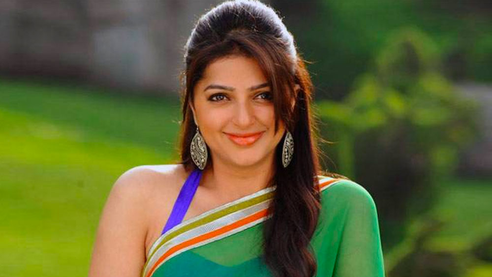 ভূমিকার জন্ম ১৯৭৮ সালের ২১ অগস্ট, দিল্লিতে। জন্মগত নাম, রচনা। বাবা সেনাবাহিনীর আধিকারিক হওয়ায় তাঁদের তিন ভাইবোনের শৈশব কেটেছে কড়া নিয়মানুবর্তিতার মধ্যে।