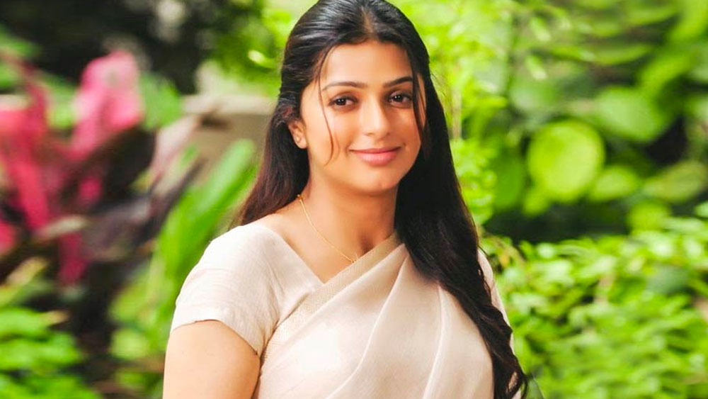 পরের বছর তাঁর তেলুগু ছবি ‘খুশি’ সুপারহিট হয়। জনপ্রিয়তার সুবাদে দু’বছরের মধ্যে দক্ষিণী ইন্ডাস্ট্রিতে অন্যতম মুখ হয়ে ওঠেন ভূমিকা। এ বার তাঁর কাছে সুযোগ আসে বলিউড থেকেও।