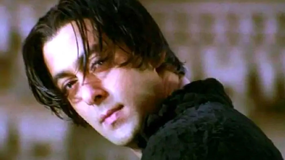 সে সময় আলোচনা উঠেছিল, সলমনের কেরিয়ার নাকি ভাঙনের মুখে। সেই আলোচনার মুখেও যোগ্য জবাব দেয় ‘তেরে নাম’-এর সাফল্য। অন্য দিকে, এই ছবির সুবাদে ভূমিকা দর্শকদের পাশাপাশি বলিউডের হৃদয়ও জয় করে নেন।