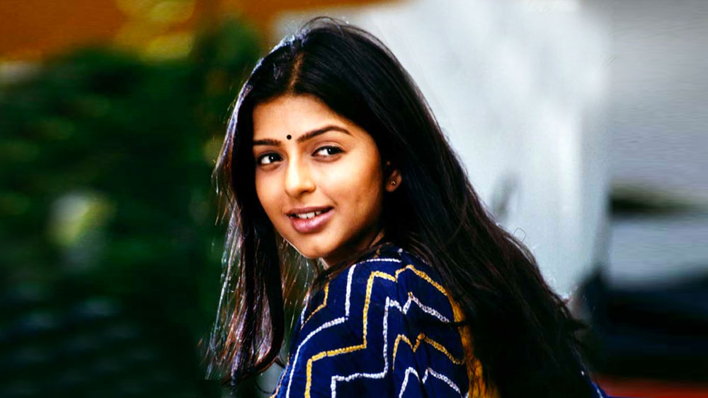 কিন্তু বলিউডের মূল স্রোতে আর ফিরে আসতে পারেননি ভূমিকা। প্রথম দিকের দুরন্ত সাফল্যের সঙ্গে নিজের কেরিয়ারের এই চেহারা তিনি মেলাতে পারছিলেন না। ফলে ক্রমশ অবসাদ ও হতাশার শিকার হয়ে পড়ছিলেন।